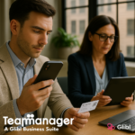 Equipe en train de scanner des cartes de visite papier